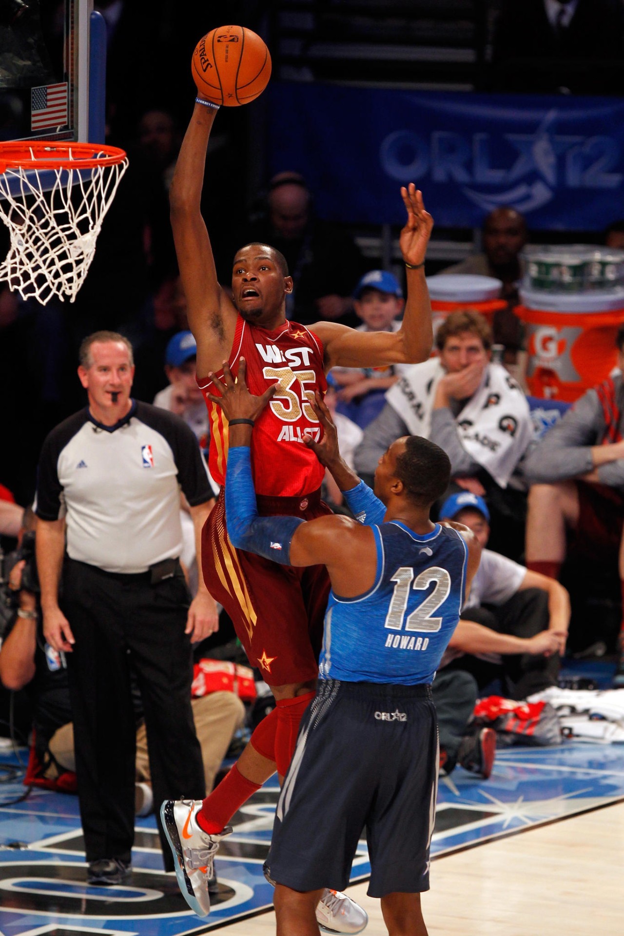 爱游戏官网-包含赛地聚焦——全明星赛今夜热度飙升，奥兰多魔术遗憾出局，引发热议，身体对抗强度拉满的词条