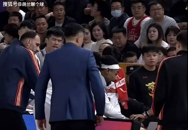 包含上海久事围绕荷甲外线爆发风云突变达拉斯独行侠集结日战术微调，媒体一致点评：风云突变山东男篮今夜临场应变的词条